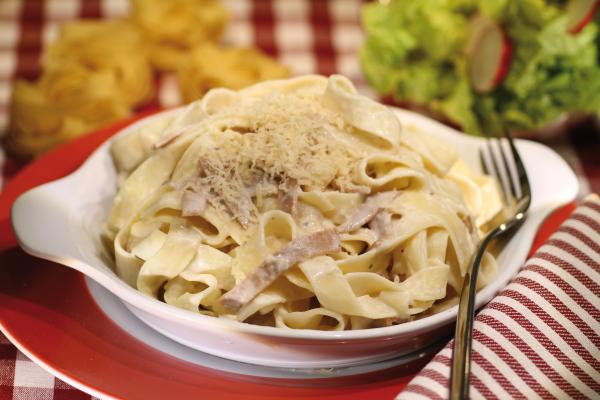 Fettuccine Carbonara, vegan  Pasta alla Carbonara ist ein einfaches italienisches Nudelgericht, dass der ganzen Familie das Wasser im Munde zusammenlaufen lässt. Hier präsentieren wir es in der veganen Variante.