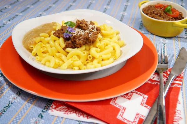 Golden elbow macaroni with apple sauce and veggie mince