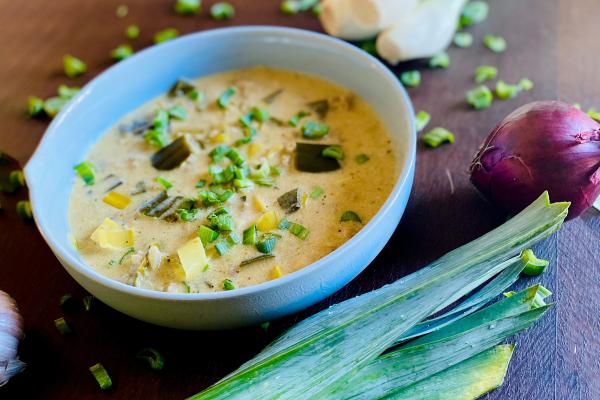 Cremige Lauchsuppe mit Vegi-Hack und No Muh, Rac  Für extra viel Geschmack und Cremigkeit sorgt bei diesem traditionellen Wintergericht die vegane Raclettealternative von Vegusto. Zeit zum Geniessen!