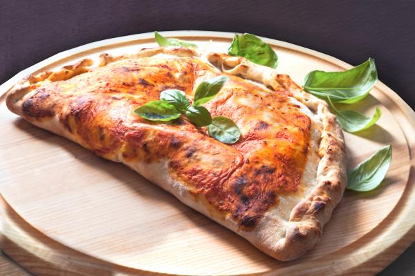 Pizza Calzone mit No Muh, Pizza-Sauce und Melty