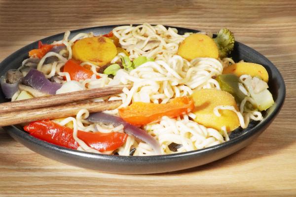 Asian pan with Mie noodles and vegan sausage, Asiastyle  Here we cook a colorful Mie noodle pan with lots of vegetables, a spicy homemade marinade and the fine vegan sausage, Asiastyle. A dish that satisfies and fills you up.