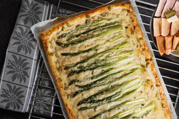 Green asparagus on puff pastry with vegan cheese filling  Spring invites us to enjoy asparagus. Cheesy tasting no moo and juicy asparagus on a bed of puff pastry. This recipe is uncomplicated, prepared in no time and tastes very, very delicious!