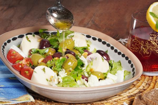 Salade gourmande aux olives et au No Muh Melty  Les gourmets ne sont pas les seuls à apprécier les olives sur les pizzas, dans les pâtes ou une savoureuse salade. Notre corps également reçoit protection et vitalité grâce à ces petites boules d'énergie.
