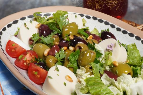 Gourmet salad with olives and No Muh, Melty  Not only gourmets appreciate the fruits of the olive tree served on pizzas, in pasta or in a tasty salad. Our body also receives protection and vitality from these little powerhouses.