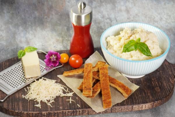 Vegan Fondue Risotto with Vegan Schnitzel, Paprika  Perfect creamy and full of flavour: a risotto that melts its way into everyone's hearts. Even the act of stirring the fondue into the rice makes the expectation of the cheesy treat grow steadily.