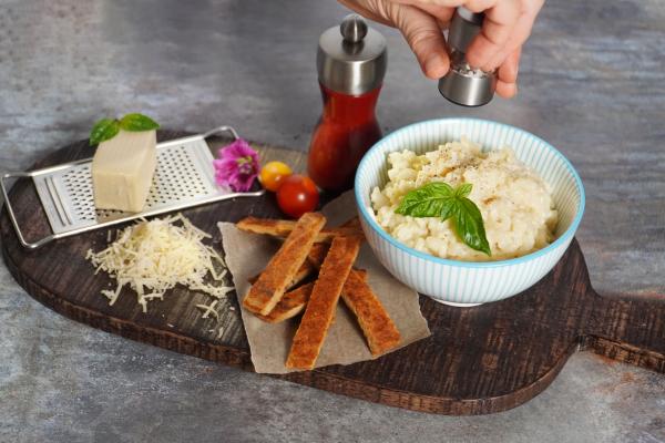 Vegan Fondue Risotto with Vegan Schnitzel, Paprika  Perfect creamy and full of flavour: a risotto that melts its way into everyone's hearts. Even the act of stirring the fondue into the rice makes the expectation of the cheesy treat grow steadily.